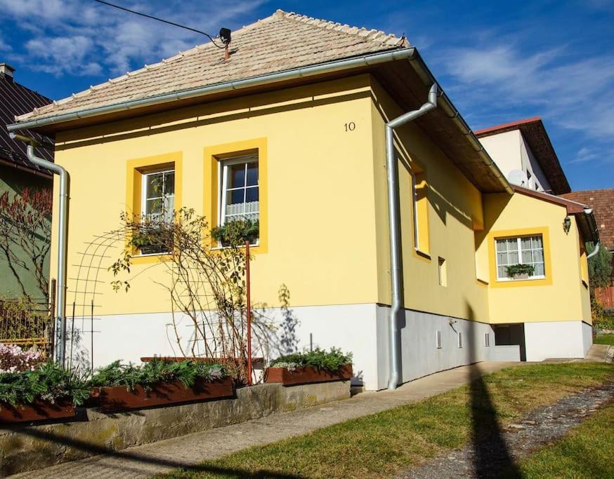 Zlty Domcek - Apartman Svabovce Buitenkant foto